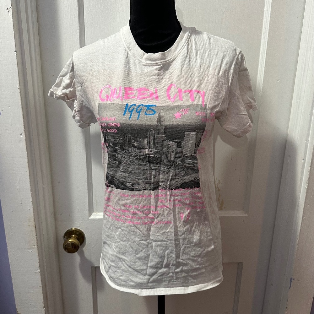 Girl Tribe Co Queen City‎ Graphic Short Sleeve Top in S